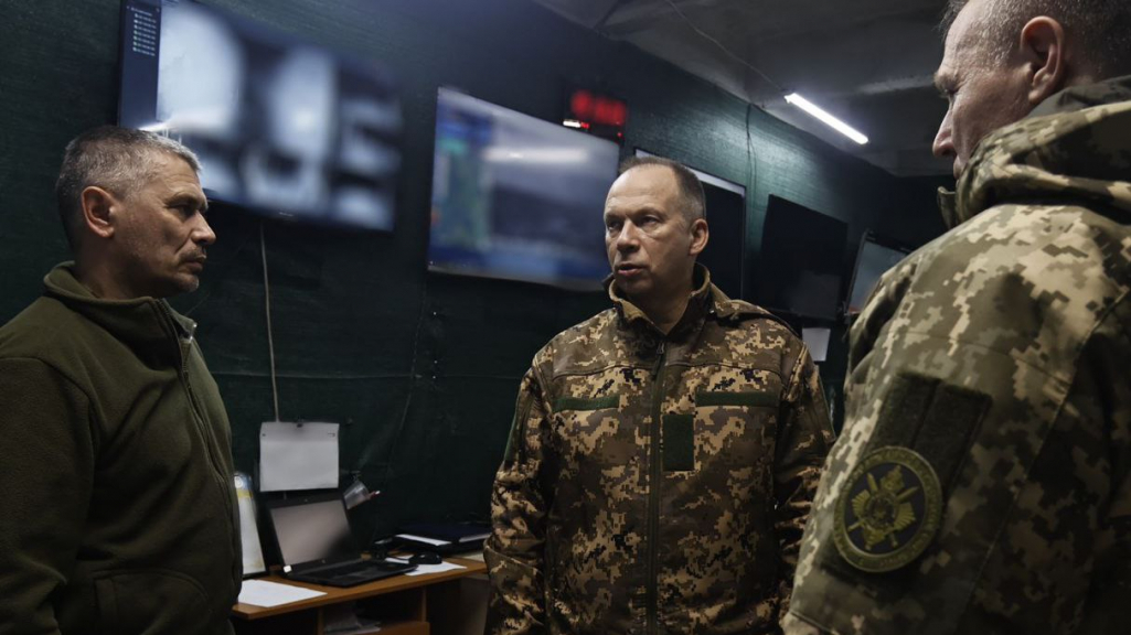Командувач Східного угруповання військ генерал-полковник Олександр Сирський працює в підрозділах, які обороняють Бахмут